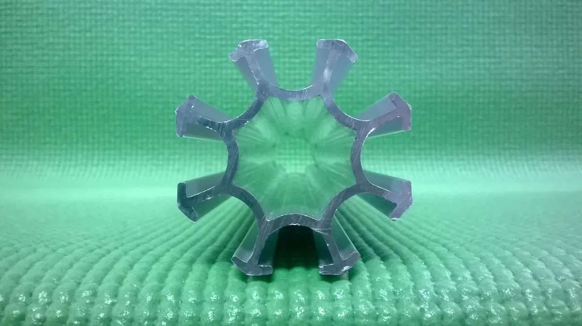 Poste Octagonal de Aluminio — 1